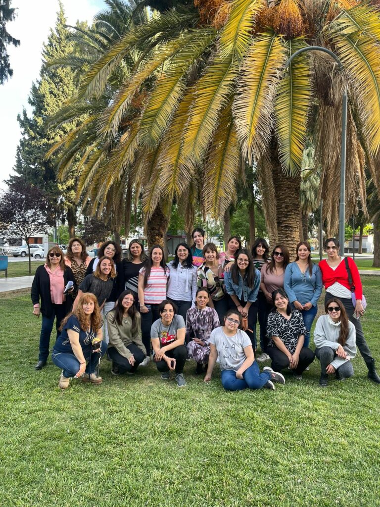 Alumnas y profesoras de la cátedra de Producción de moda de la Tecnicatura Universitaria en Diseño de Indumentaria y Textil.