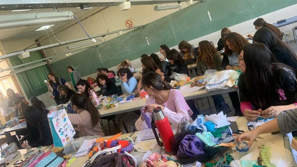 Alumnos en clase de la Tecnicatura en Diseño de Indumentaria y Textil.