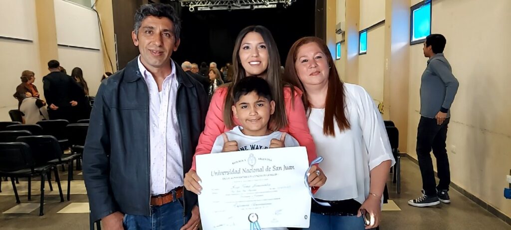 Foto familiar de egresada en Enfermeria