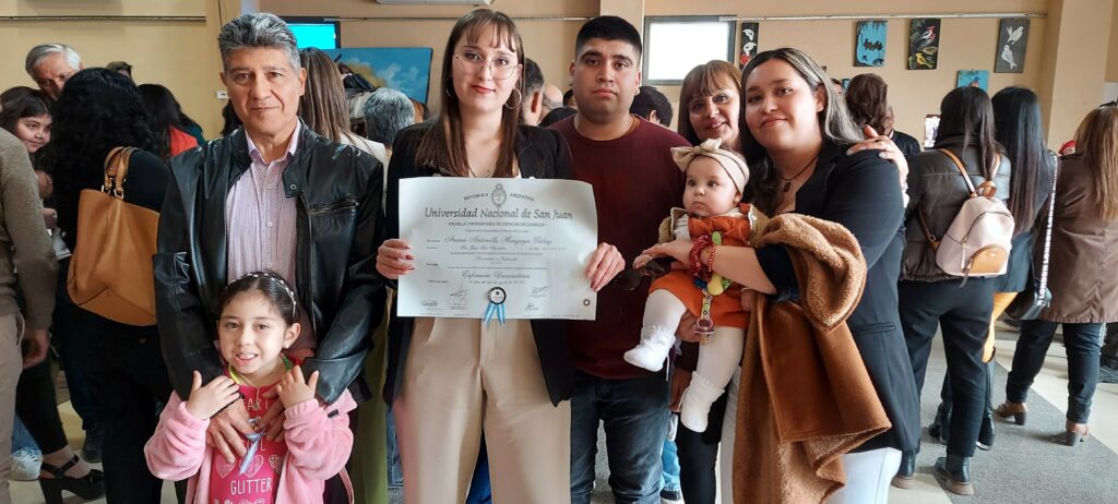 La licenciada en Enfermería, Ariana Munizaga sosteniendo titulo junto a su familia.